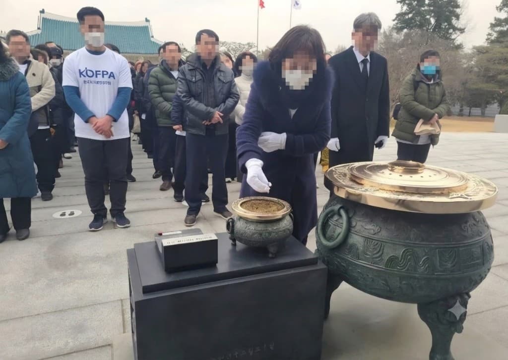 한국사기예방국민회 발대식 — 국립현충원 헌화