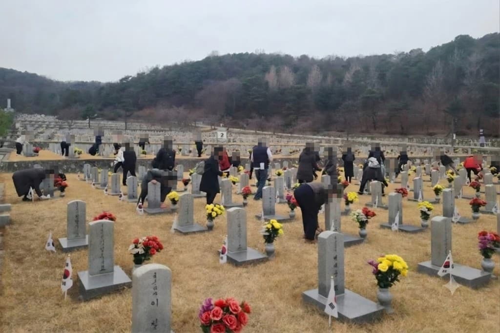 한국사기예방국민회 발대식 — 국립현충원 비석 닦기